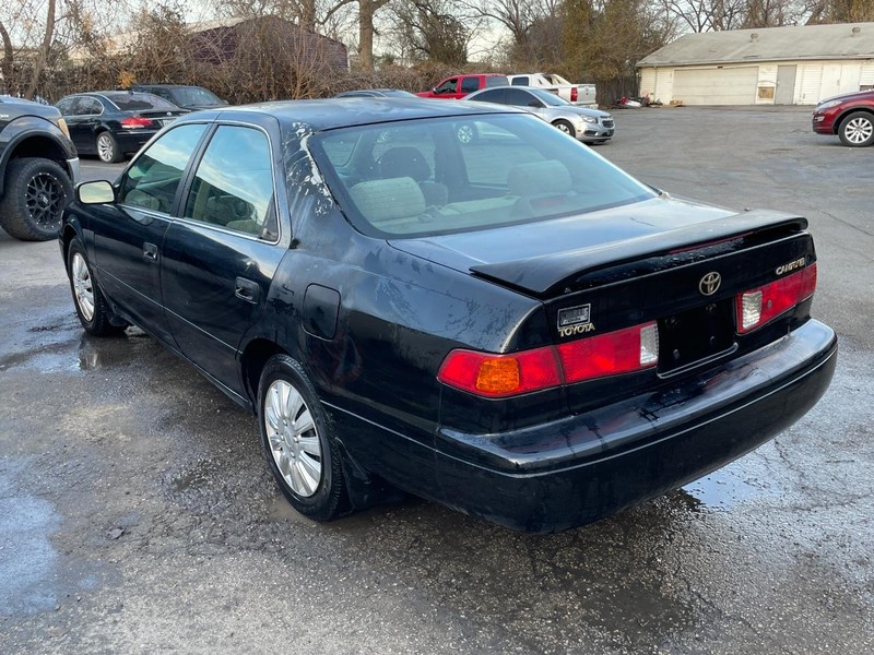 Toyota Camry Vehicle Full-screen Gallery Image 03