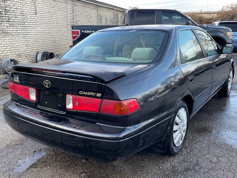 Toyota Camry Vehicle Full-screen Gallery Image 04