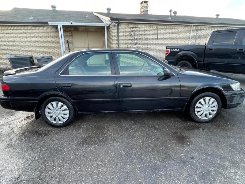 Toyota Camry Vehicle Full-screen Gallery Image 06