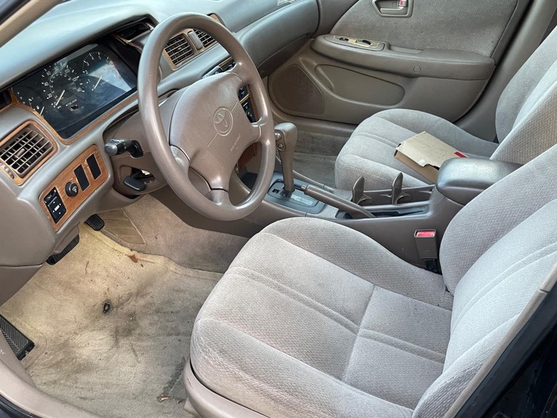 Toyota Camry Vehicle Full-screen Gallery Image 09