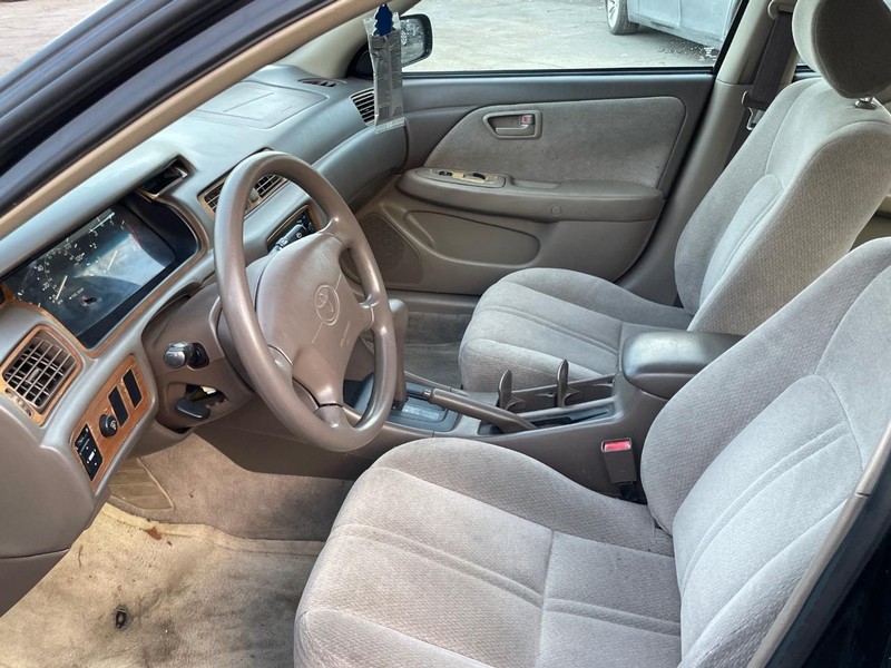 Toyota Camry Vehicle Full-screen Gallery Image 11