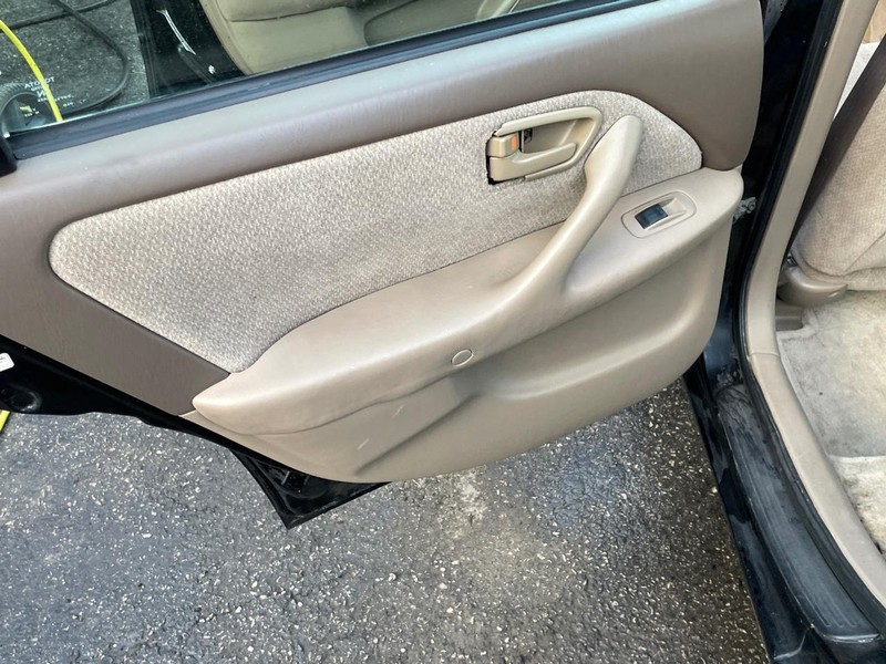 Toyota Camry Vehicle Full-screen Gallery Image 12