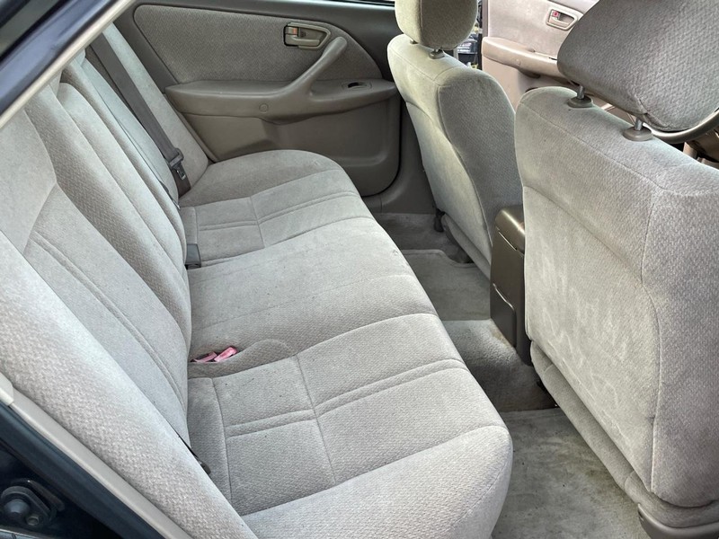 Toyota Camry Vehicle Full-screen Gallery Image 16