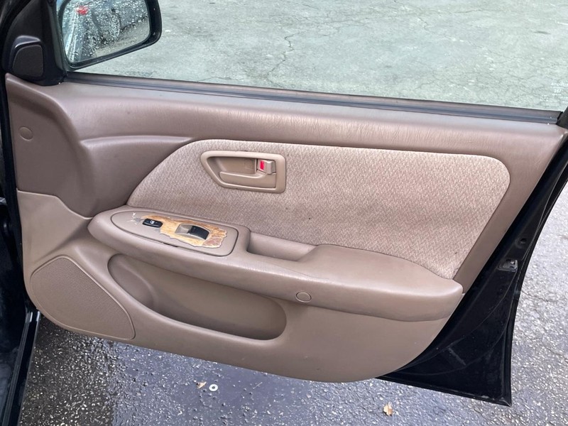 Toyota Camry Vehicle Full-screen Gallery Image 17