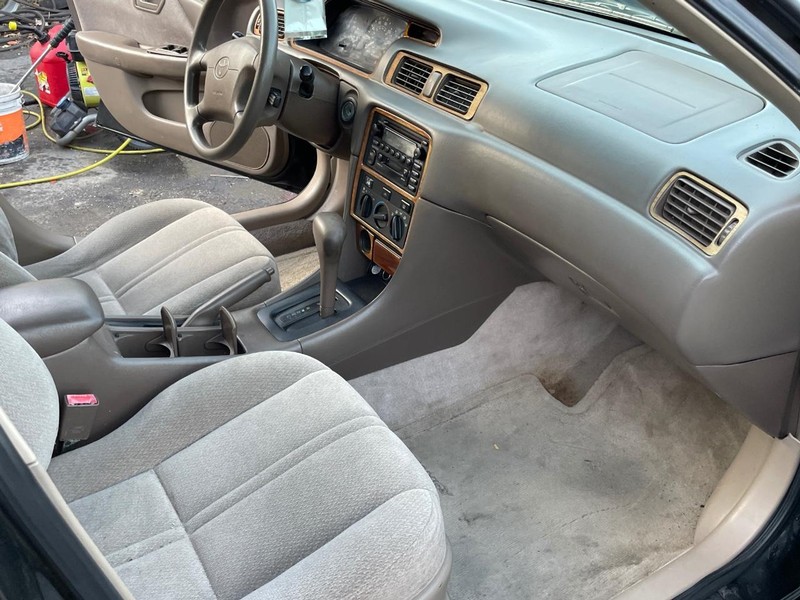 Toyota Camry Vehicle Full-screen Gallery Image 18