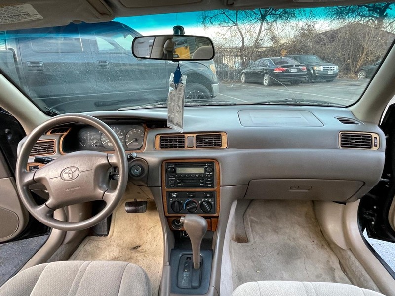 Toyota Camry Vehicle Full-screen Gallery Image 19