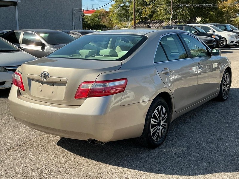 Toyota Camry Vehicle Full-screen Gallery Image 03