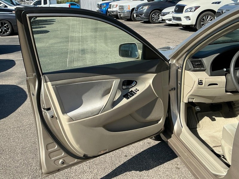 Toyota Camry Vehicle Full-screen Gallery Image 06