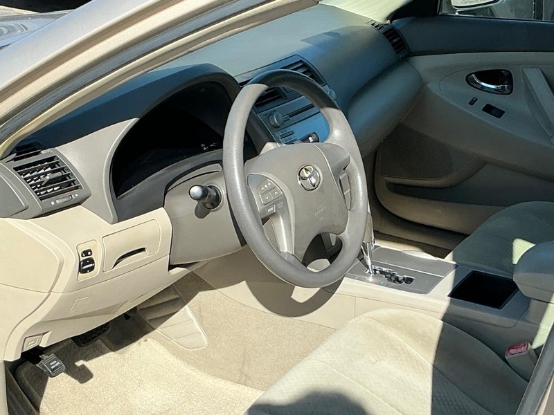 Toyota Camry Vehicle Full-screen Gallery Image 07