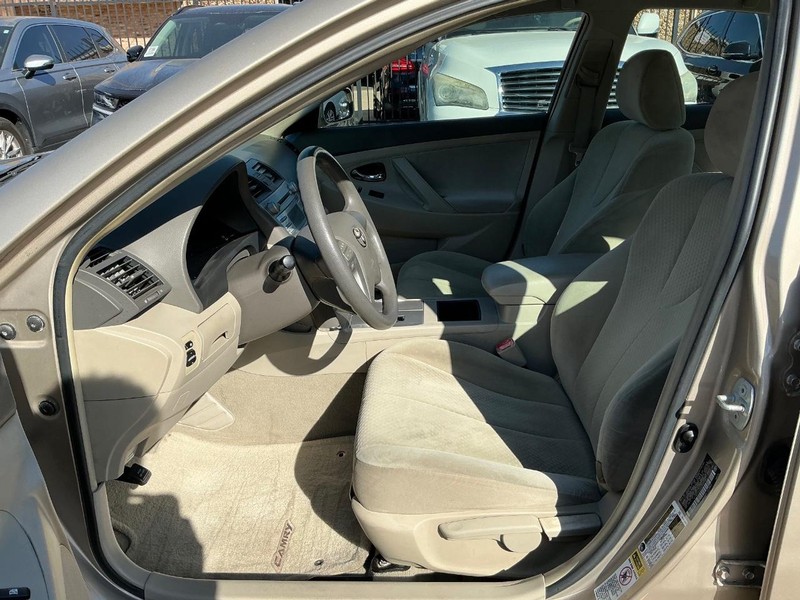 Toyota Camry Vehicle Full-screen Gallery Image 08