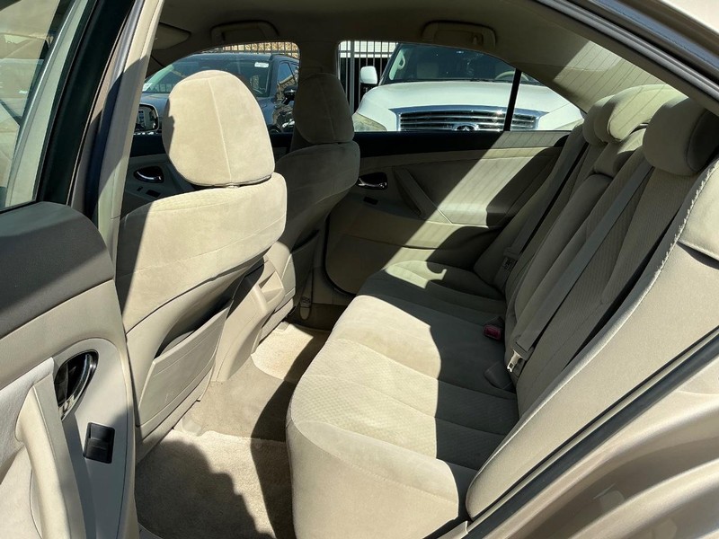 Toyota Camry Vehicle Full-screen Gallery Image 11