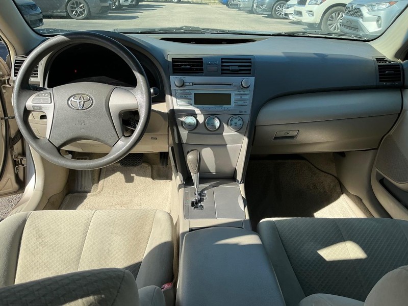 Toyota Camry Vehicle Full-screen Gallery Image 12