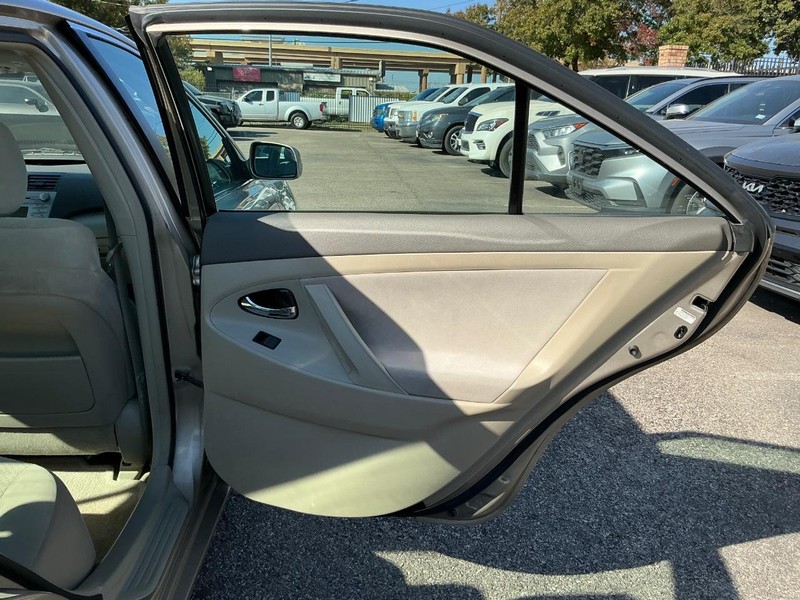 Toyota Camry Vehicle Full-screen Gallery Image 16