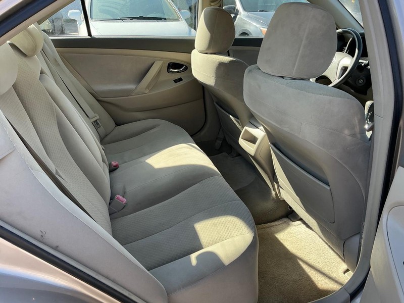 Toyota Camry Vehicle Full-screen Gallery Image 17