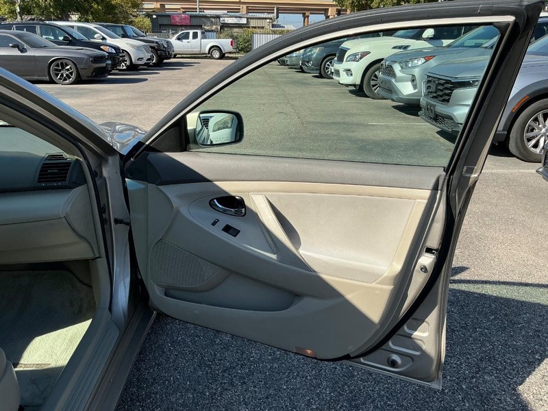 Toyota Camry Vehicle Full-screen Gallery Image 18