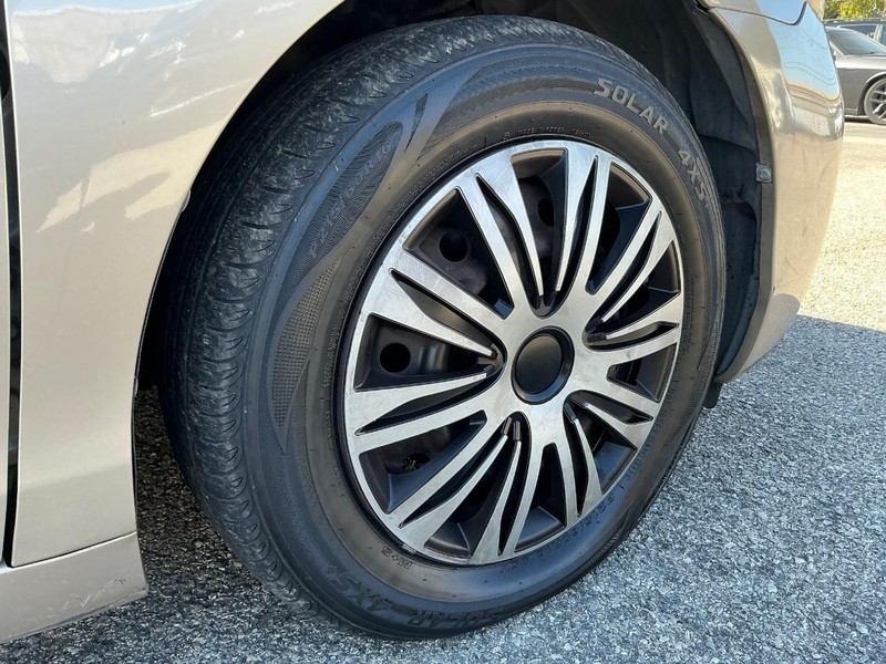 Toyota Camry Vehicle Full-screen Gallery Image 21