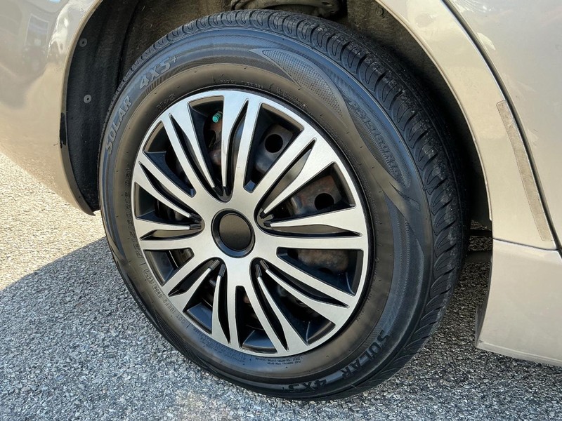 Toyota Camry Vehicle Full-screen Gallery Image 22