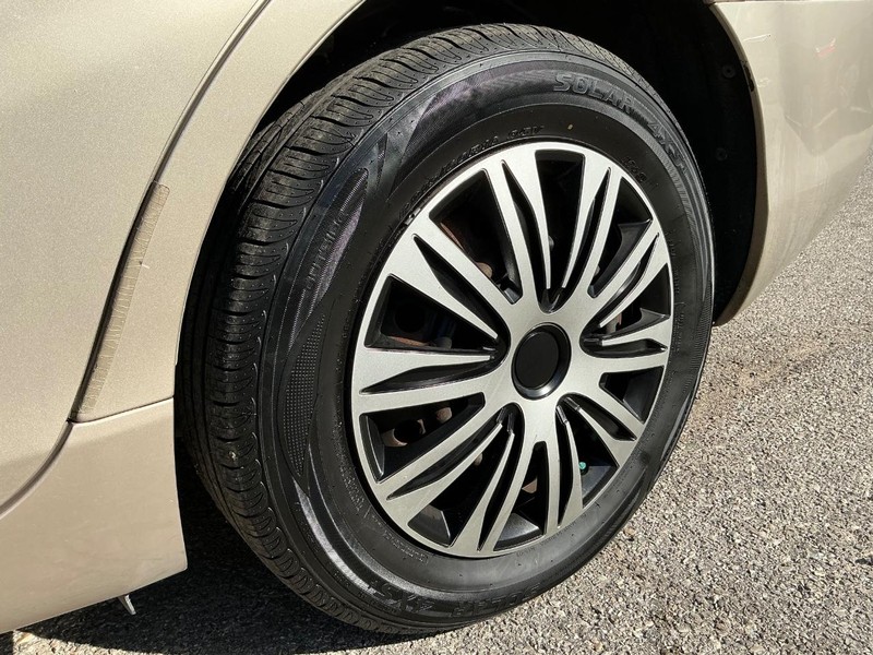 Toyota Camry Vehicle Full-screen Gallery Image 23