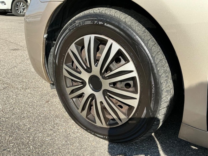 Toyota Camry Vehicle Full-screen Gallery Image 24