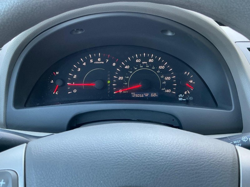 Toyota Camry Vehicle Full-screen Gallery Image 26