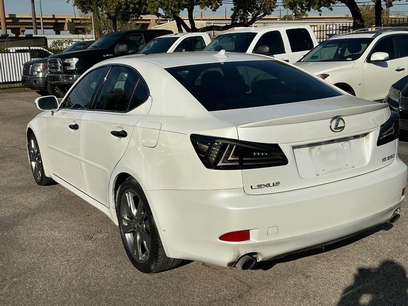 Lexus IS 250 Vehicle Full-screen Gallery Image 04