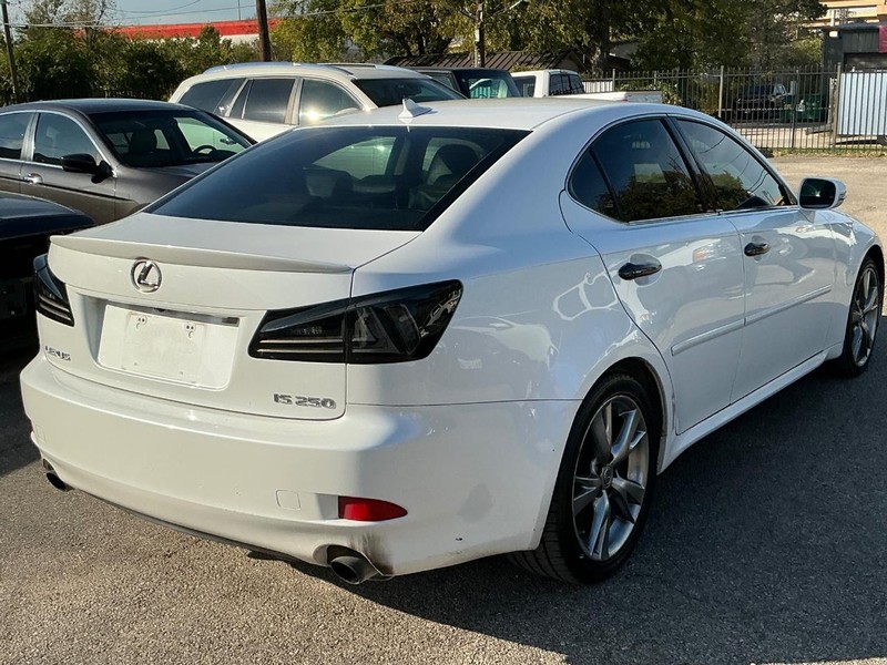 Lexus IS 250 Vehicle Full-screen Gallery Image 07