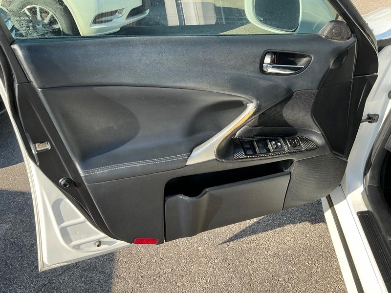 Lexus IS 250 Vehicle Full-screen Gallery Image 13