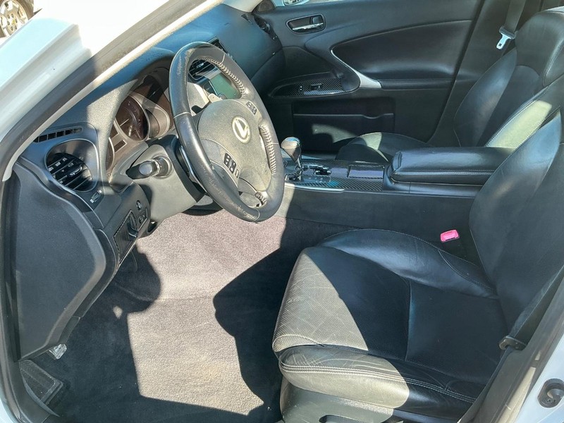 Lexus IS 250 Vehicle Full-screen Gallery Image 14