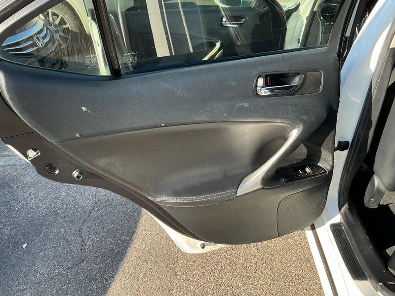 Lexus IS 250 Vehicle Full-screen Gallery Image 16