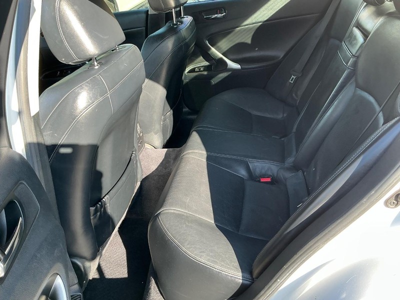 Lexus IS 250 Vehicle Full-screen Gallery Image 17