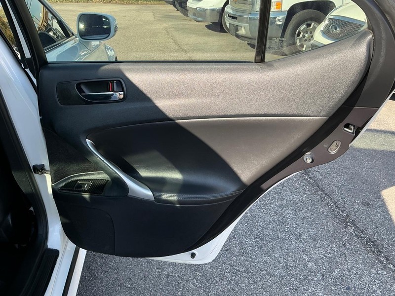 Lexus IS 250 Vehicle Full-screen Gallery Image 18