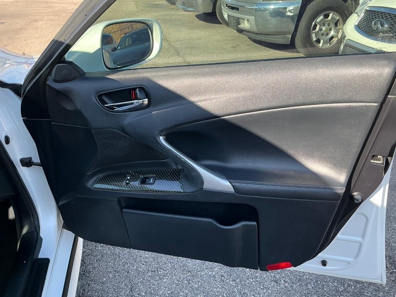 Lexus IS 250 Vehicle Full-screen Gallery Image 21