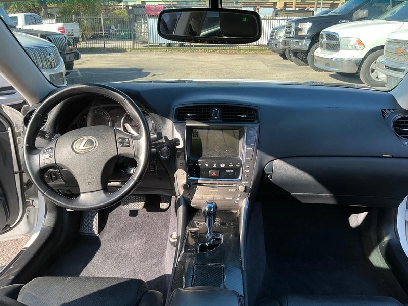 Lexus IS 250 Vehicle Full-screen Gallery Image 23