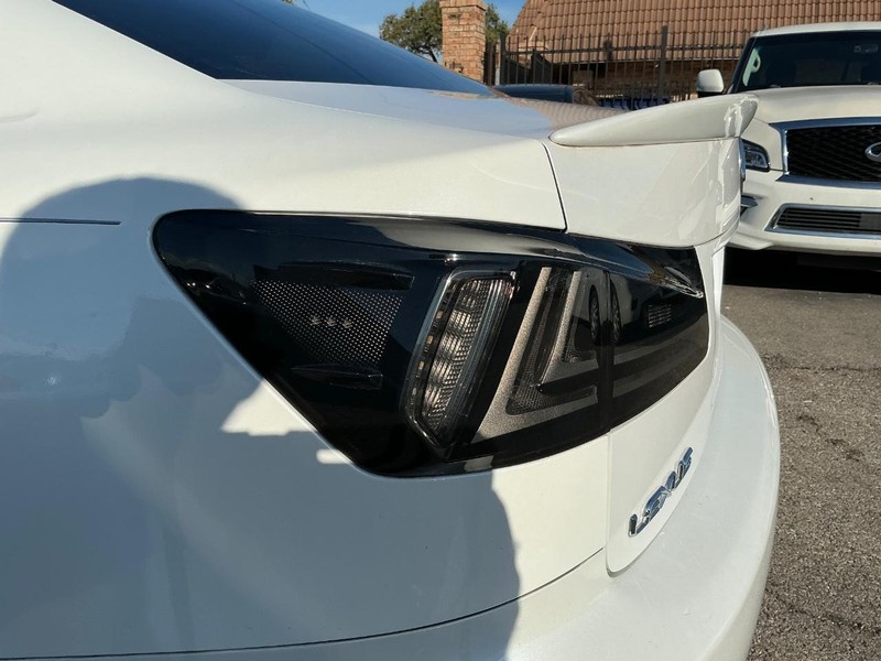 Lexus IS 250 Vehicle Full-screen Gallery Image 29