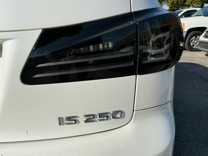 Lexus IS 250 Vehicle Full-screen Gallery Image 30