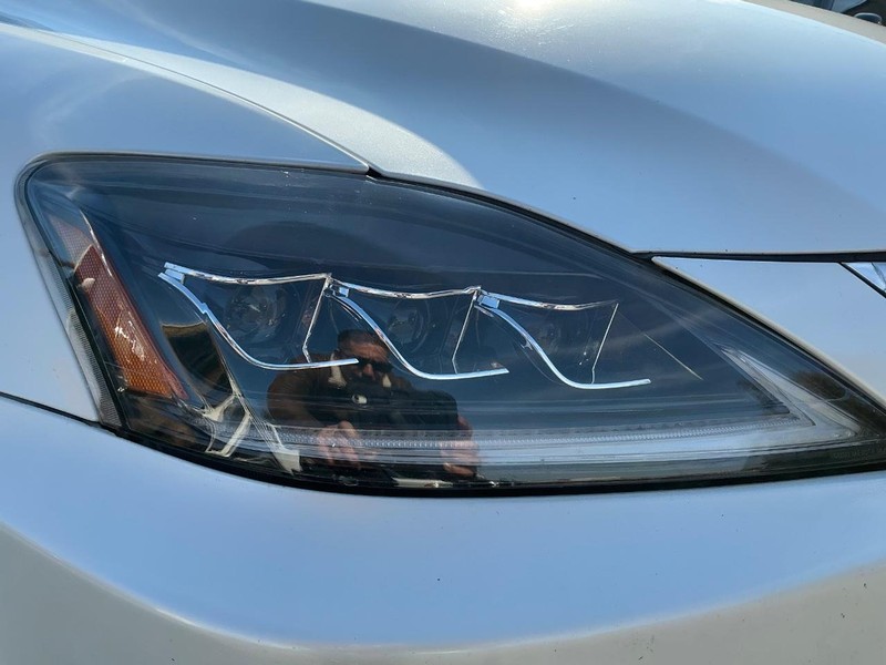 Lexus IS 250 Vehicle Full-screen Gallery Image 31