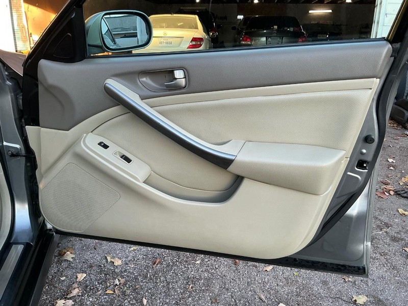 INFINITI G35 Sedan Vehicle Full-screen Gallery Image 16