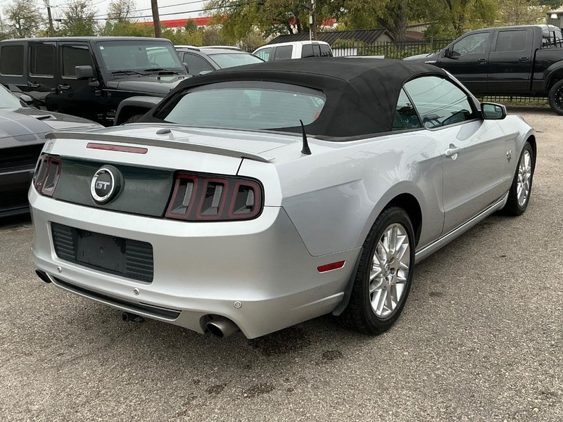 Ford Mustang Vehicle Full-screen Gallery Image 03