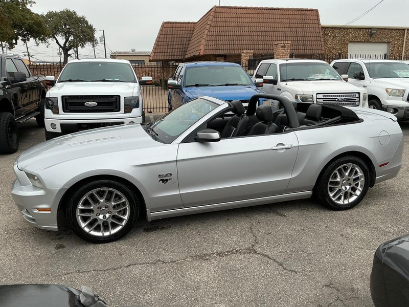 Ford Mustang Vehicle Full-screen Gallery Image 06