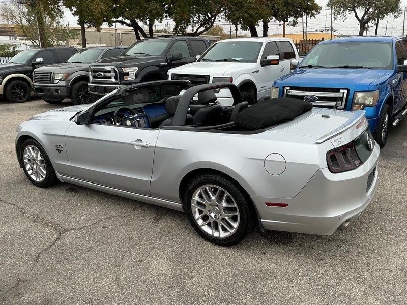 Ford Mustang Vehicle Full-screen Gallery Image 07