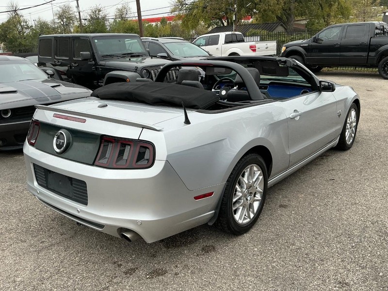 Ford Mustang Vehicle Full-screen Gallery Image 08