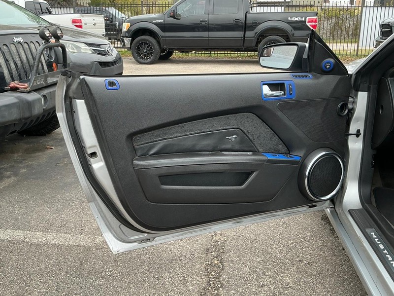 Ford Mustang Vehicle Full-screen Gallery Image 11