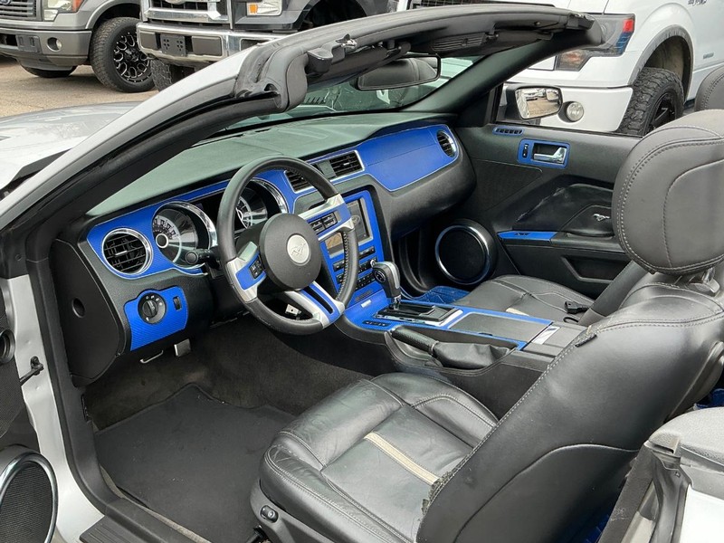 Ford Mustang Vehicle Full-screen Gallery Image 12