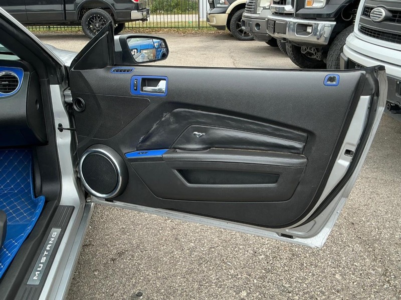 Ford Mustang Vehicle Full-screen Gallery Image 13