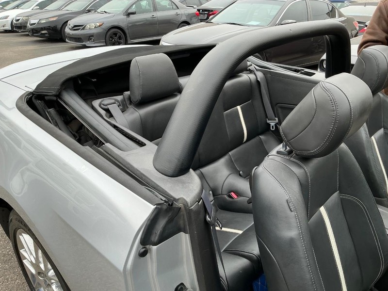 Ford Mustang Vehicle Full-screen Gallery Image 14