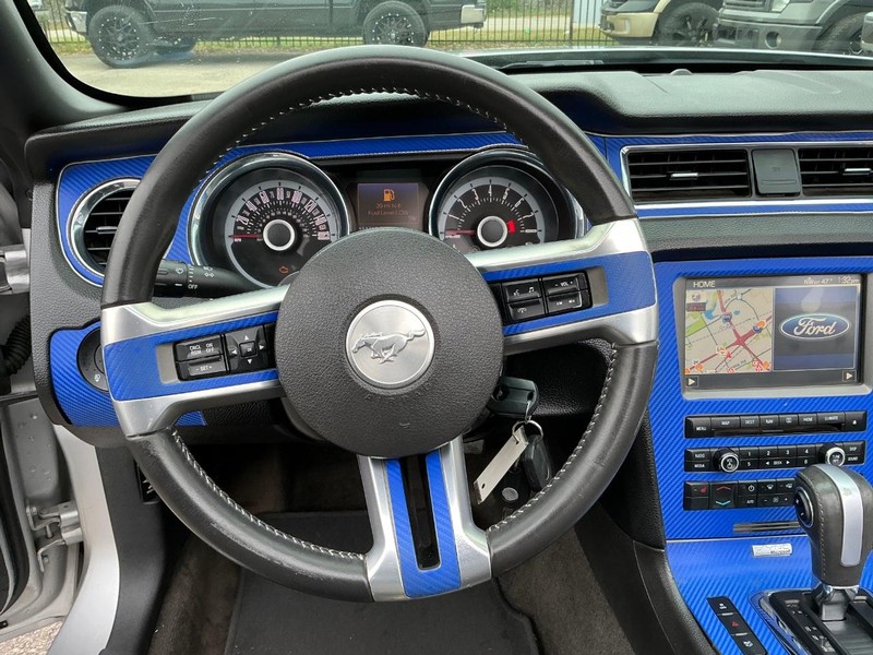 Ford Mustang Vehicle Full-screen Gallery Image 16