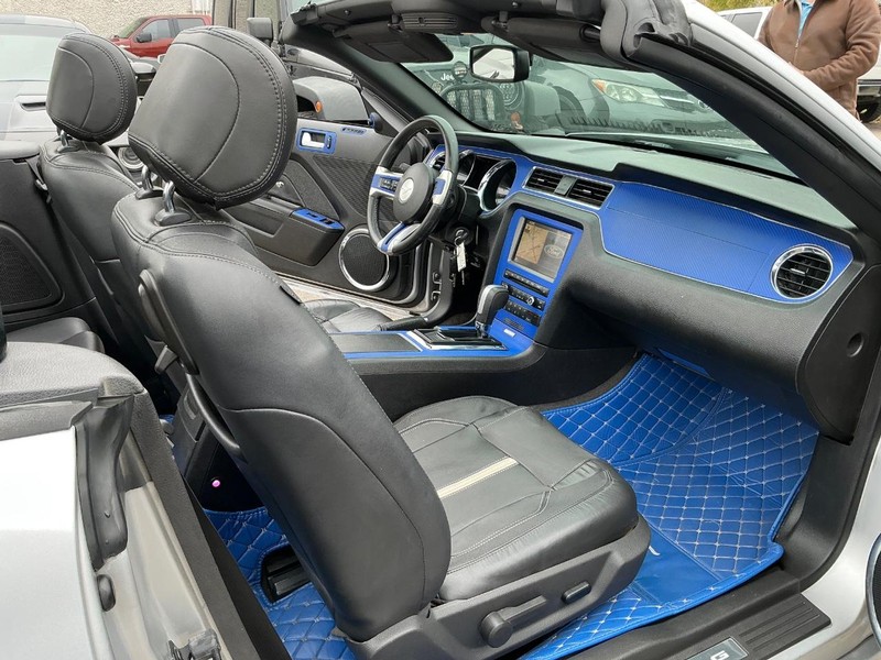 Ford Mustang Vehicle Full-screen Gallery Image 18