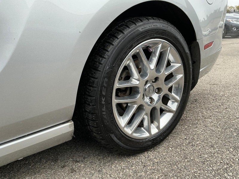 Ford Mustang Vehicle Full-screen Gallery Image 22