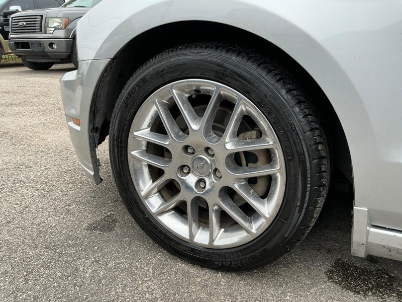 Ford Mustang Vehicle Full-screen Gallery Image 23