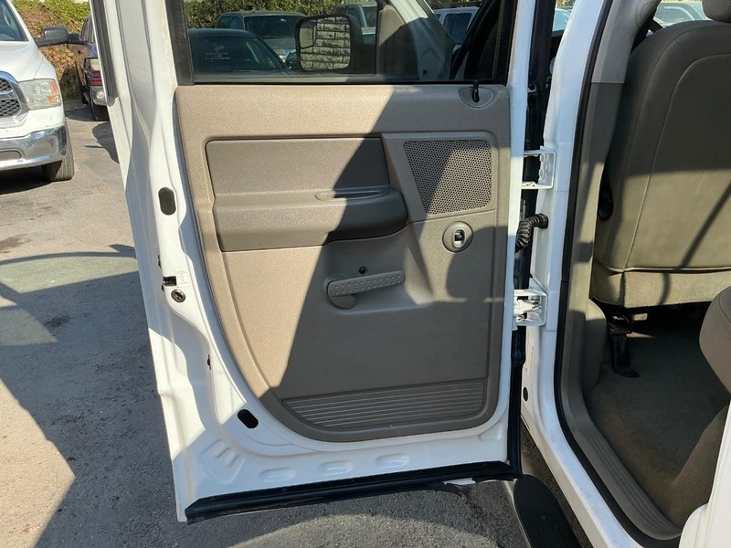 Dodge Ram 3500 Vehicle Full-screen Gallery Image 09